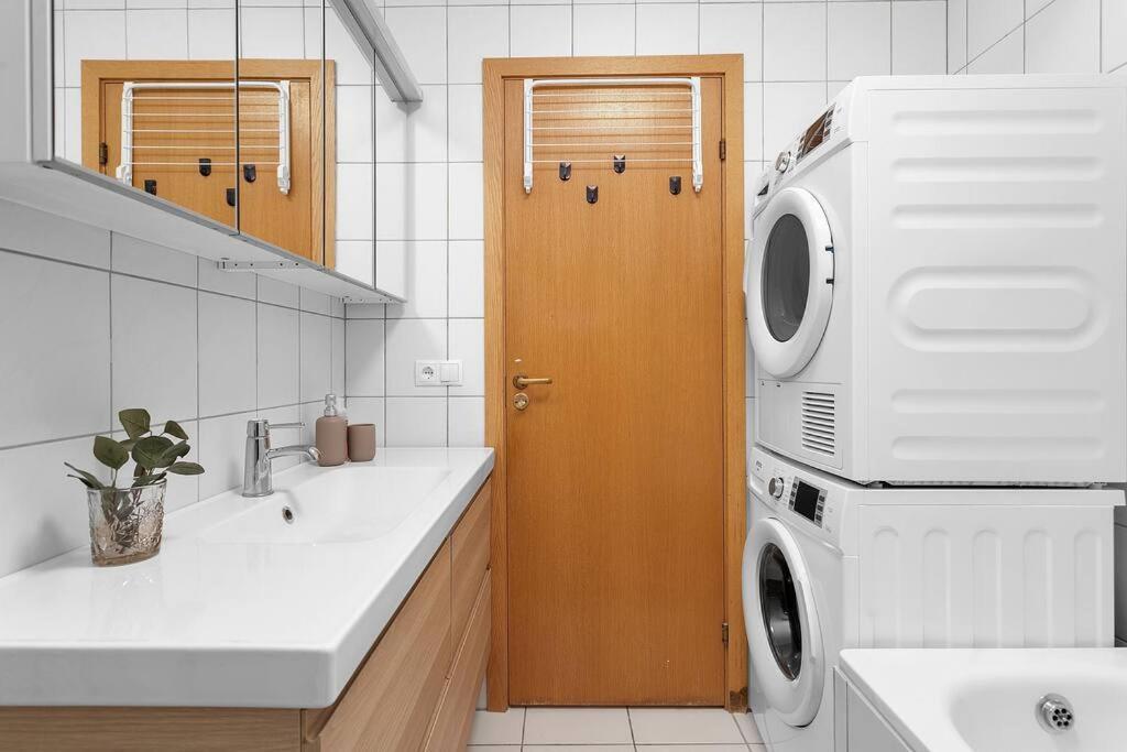 Апартаменти Cheerful 3Br Down Town Newly Renovated Рейк'явік Екстер'єр фото